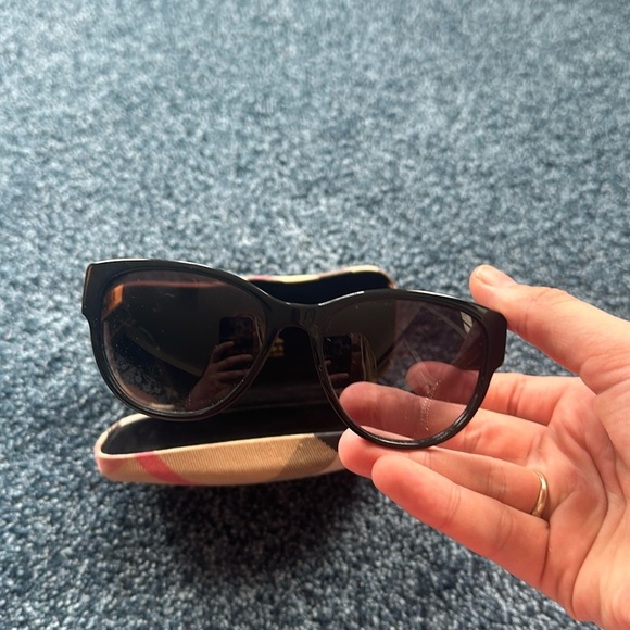Burberry black sunglasses includes case - Picture 3 of 11